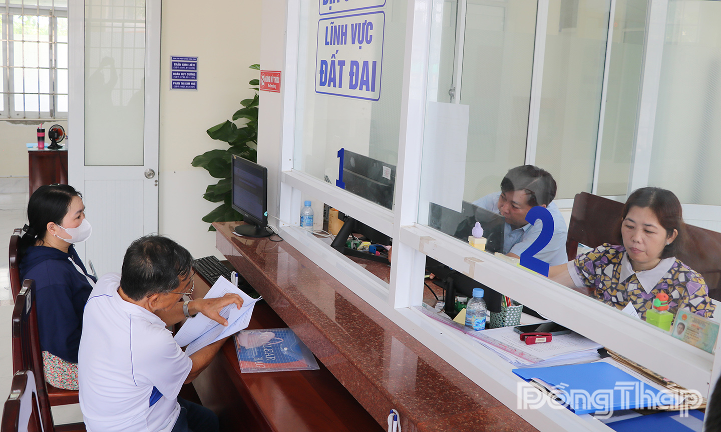 Người dân hài lòng khi đến làm thủ tục hành chính tại Trung tâm Phục vụ hành chính công phường Đạo Thạnh.