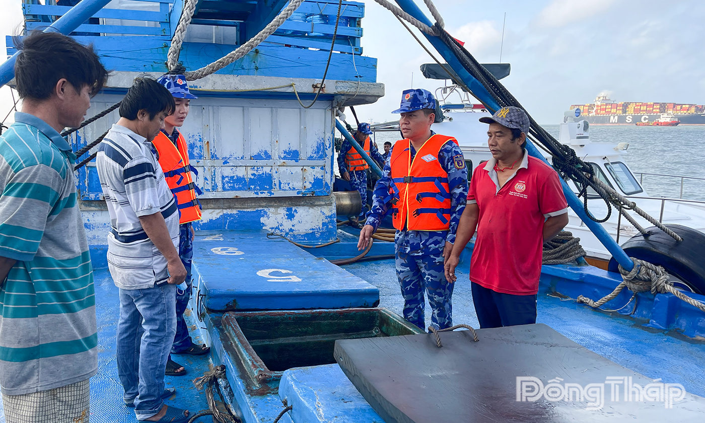 Kiểm tra hàng hóa trên tàu vi phạm.