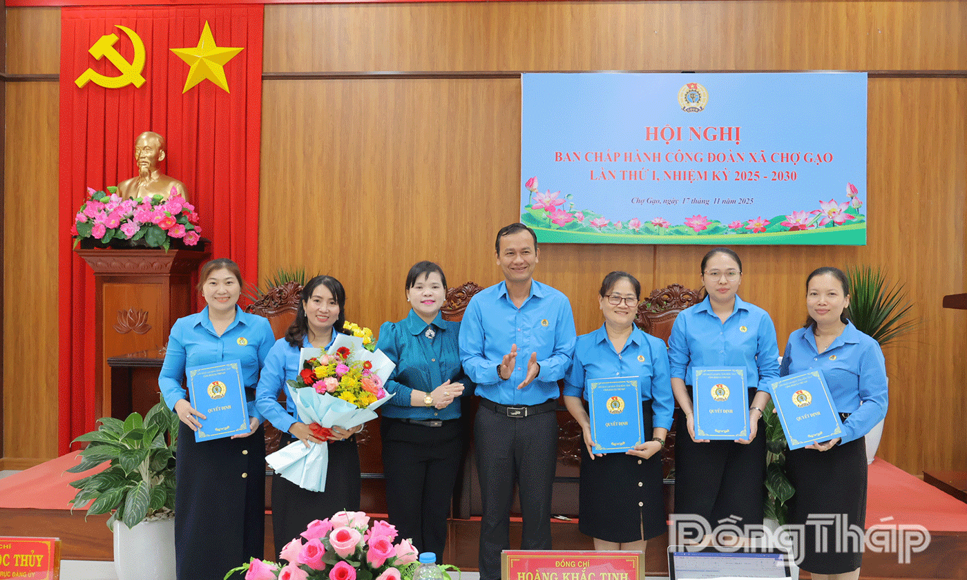 Đồng chí Hoàng Khắc Tinh, Phó Chủ tịch thường trực Liên đoàn Lao động tỉnh Trao quyết định của Liên đoàn Lao động tỉnh Đồng Tháp 