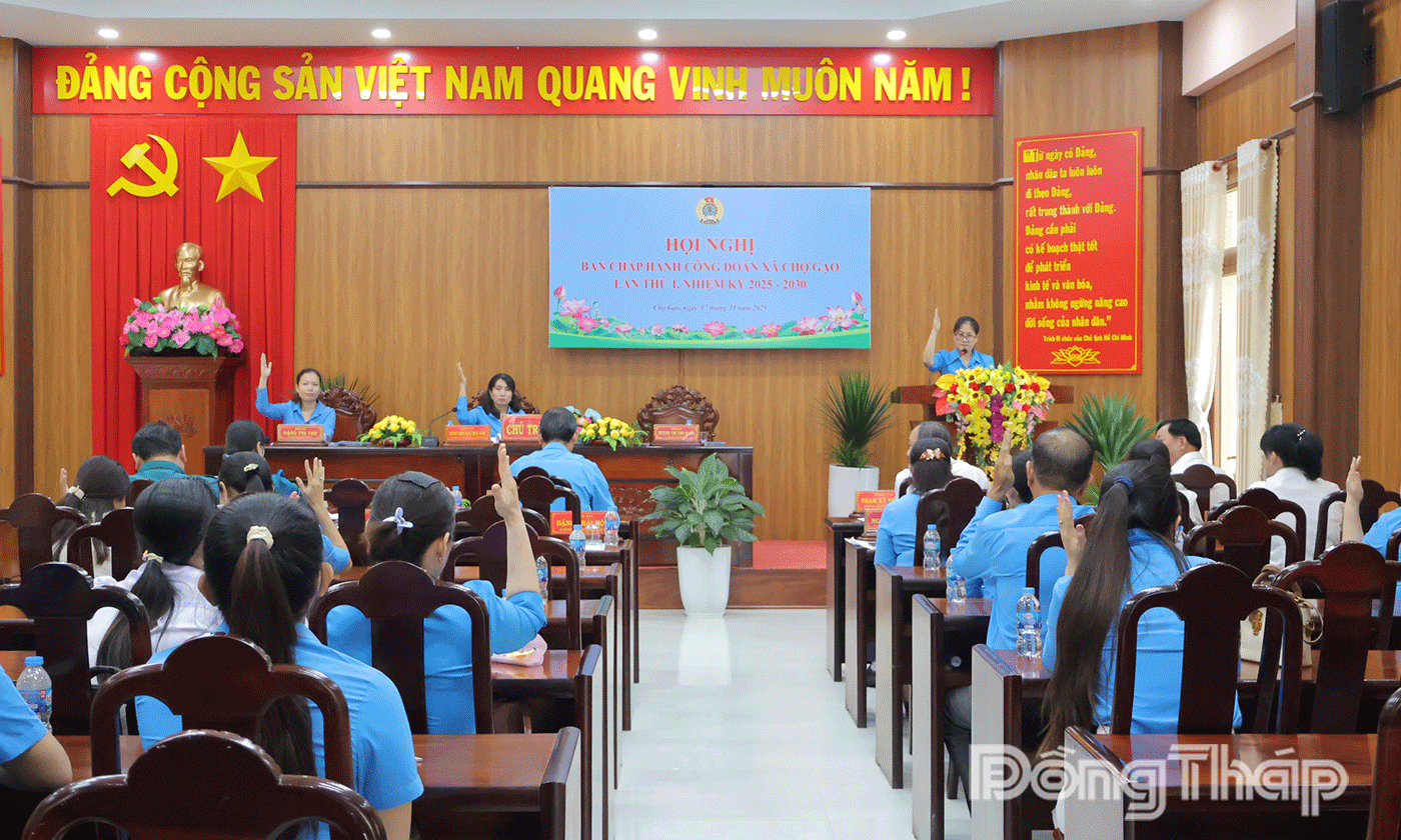 Đại biểu biểu quyết thông qua các chỉ tiêu nhiệm kỳ mới.