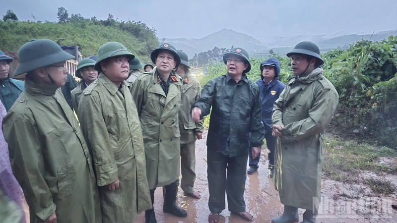 Phó Thủ tướng Hồ Quốc Dũng chỉ đạo chưa thể cho người dân lưu thông trở lại ngay, mà cần thời gian để tổ chức gia cố tổng thể, bảo đảm an toàn tuyệt đối trong thời gian tới. (Ảnh: VŨ TÂN)