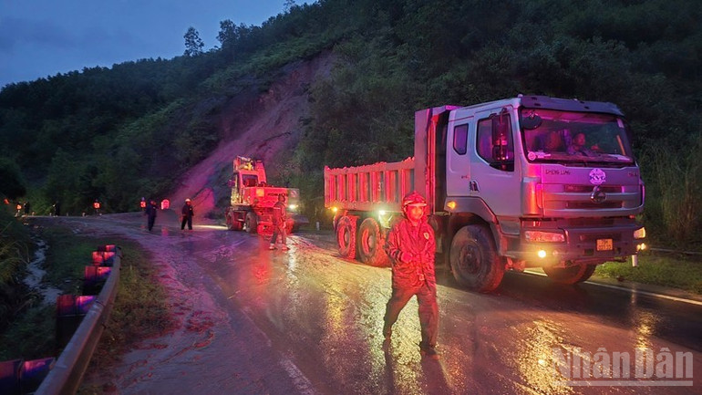 Các đơn vị thi công tập trung nguồn lực khắc phục những điểm bị sạt lở tại đèo Khánh Lê.﻿