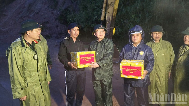 Phó Thủ tướng Hồ Quốc Dũng tặng quà, động viên các đơn vị đang khắc phục sạt lở tại đèo Khánh Lê.