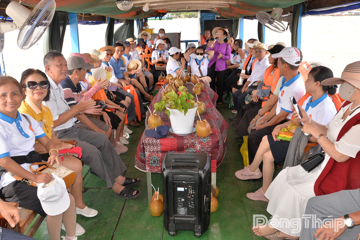 Du khách chọn điểm đến du lịch Đồng Tháp với không khí mát mẻ, thân thiện, mến khách.