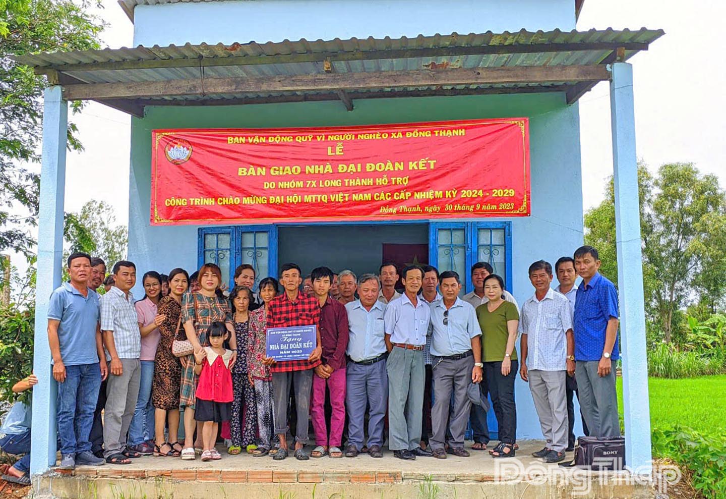 Bàn giao nhà đại đoàn kết cho hộ nghèo.