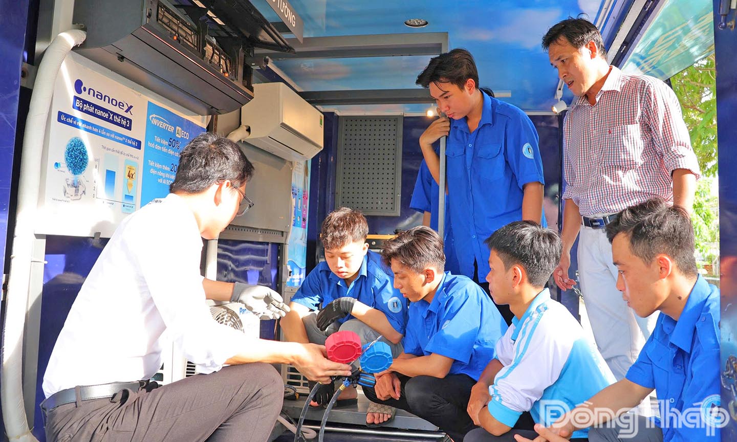 Sinh viên ngành Điện - Điện tử được sự hỗ trợ từ nhân viên Công ty TNHH Panasonic Việt Nam hướng dẫn lắp đặt điều hòa không khí theo tiêu chuẩn Panasonic, cập nhật kiến thức sản phẩm Điều hòa không khí Panasonic mới nhất trên thị trường.