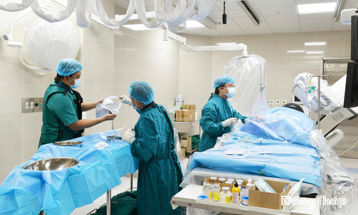 Tiến sĩ, Bác sĩ Trần Hữu Thế, Trưởng Khoa Tim mạch, Bệnh viện Đa khoa Tiền Giang can thiệp mạch vành cho bệnh nhân nhồi máu cơ tim.