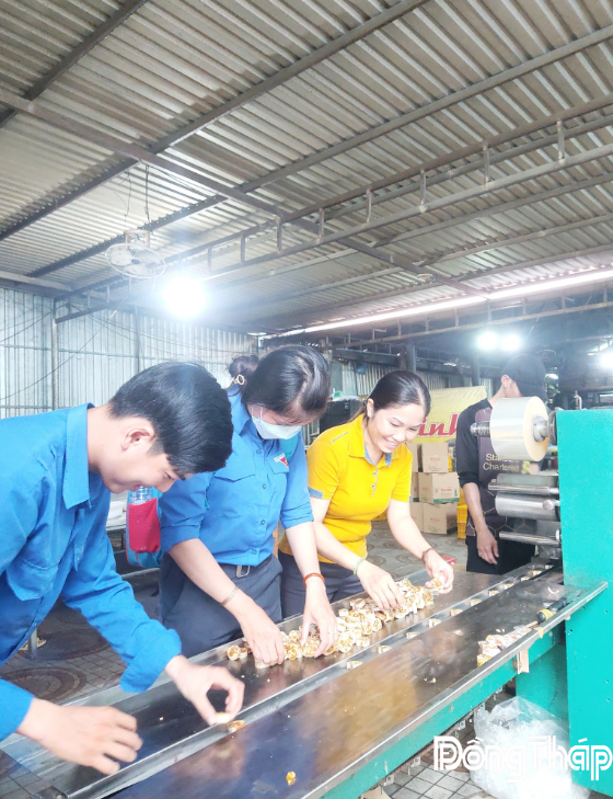 Thanh niên tham quan, trải nghiệm mô hình khởi nghiệp  tại Cơ sở kẹo khóm Tài Linh.