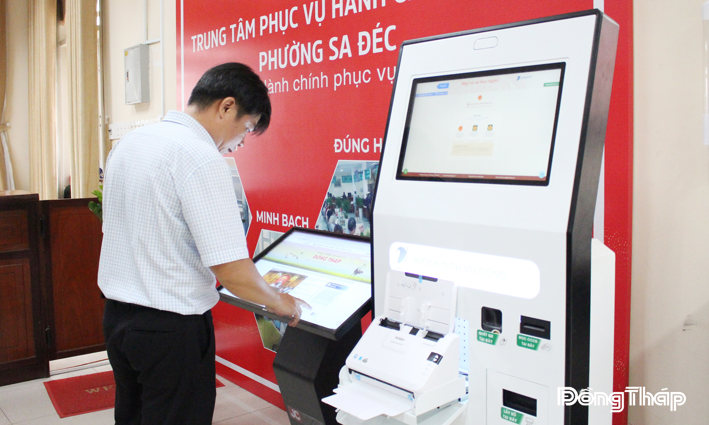 Trung tâm Phục vụ hành chính công phường Sa Đéc trang bị ki-ốt thông minh,  hỗ trợ người dân thực hiện thủ tục hành chính thuận lợi hơn.
