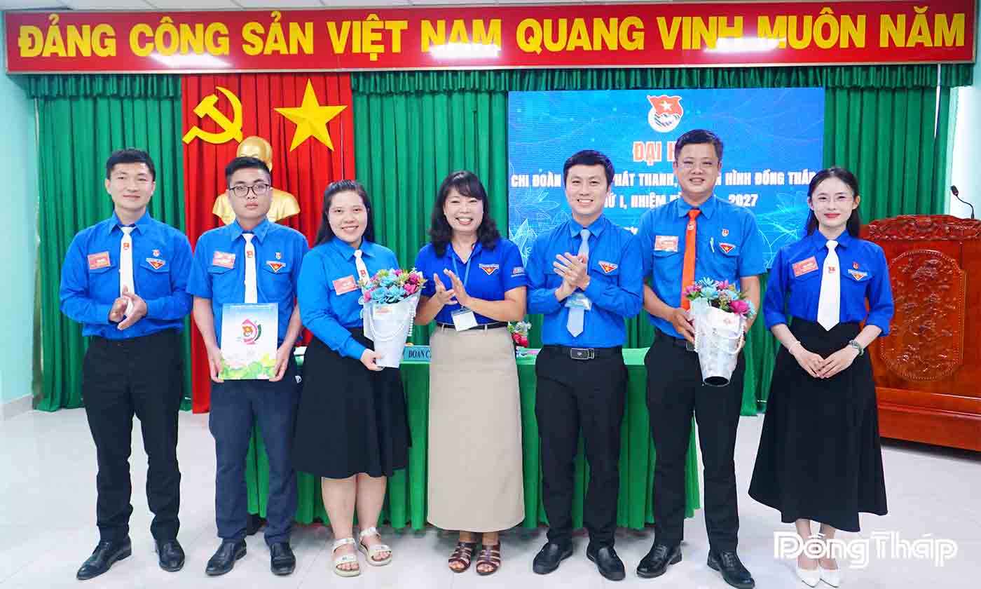Ban Chấp hành Chi đoàn Báo và phát thanh, truyền hình Đồng Tháp nhận Quyết định và hoa chúc mừng tại Đại hội. 