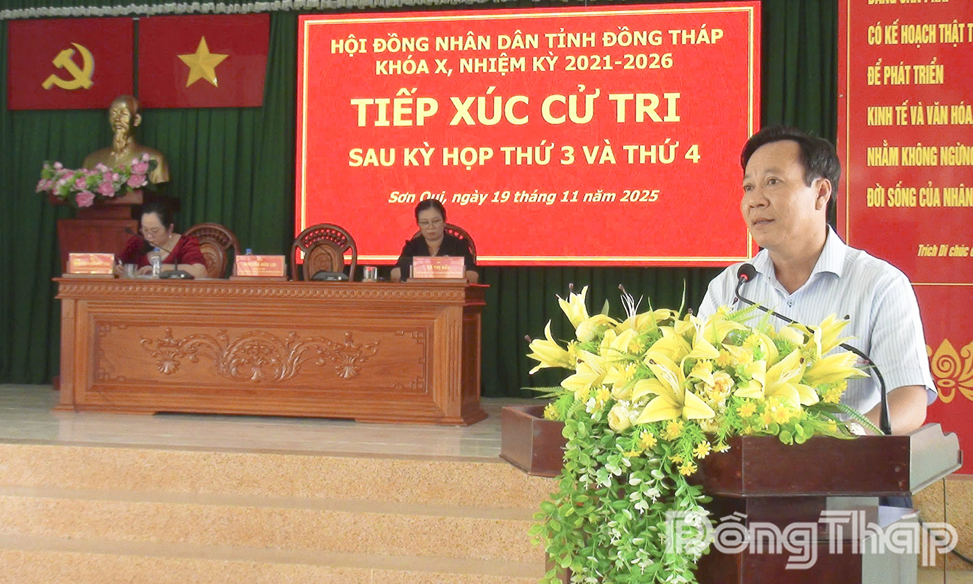 Đồng chí Giản Bá Huỳnh, Bí thư Đảng ủy, Chủ tịch HĐND phường phát biểu tại buổi tiếp xúc.