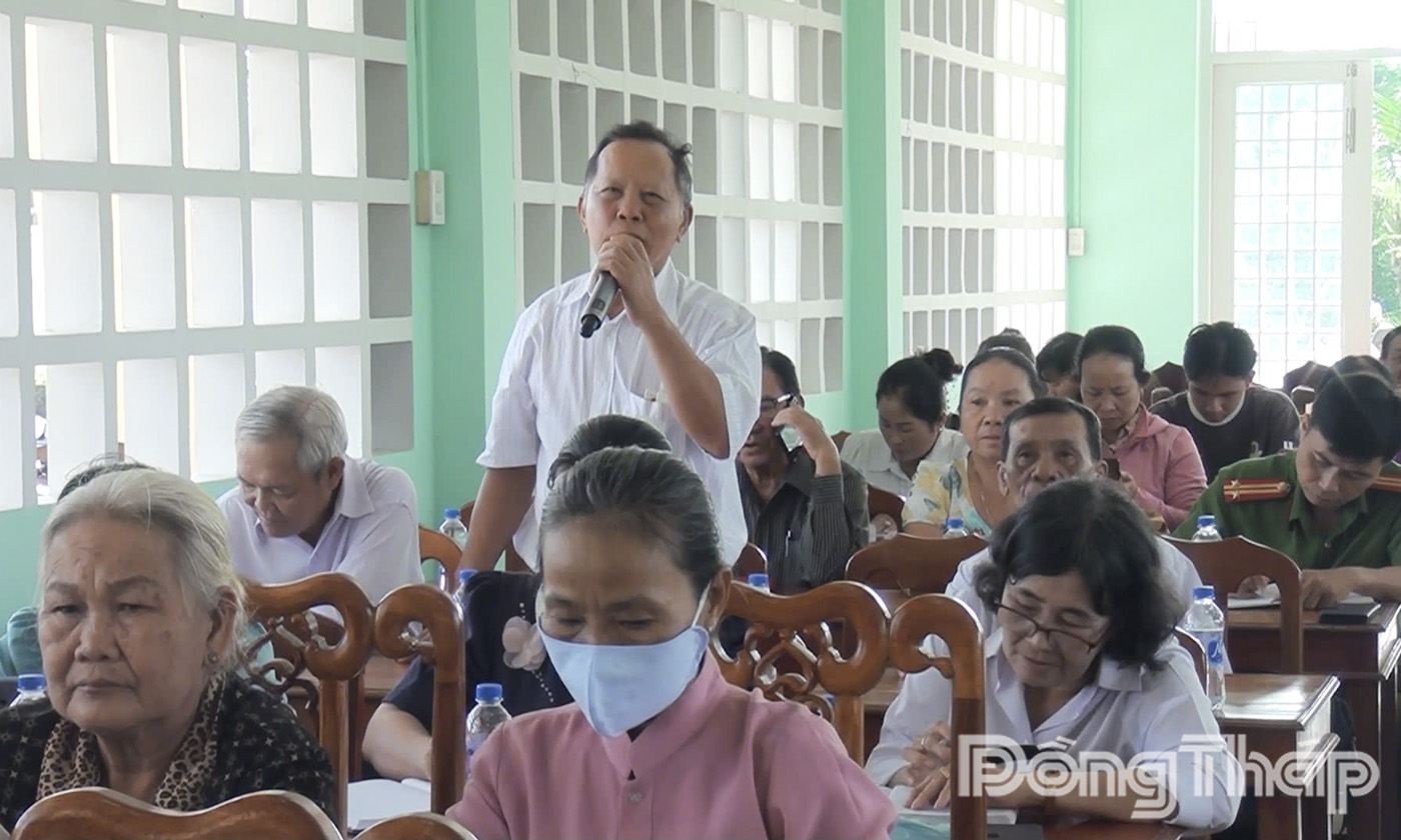 Cử tri phát biểu ý kiến, kiến nghị tại buổi tiếp xúc.