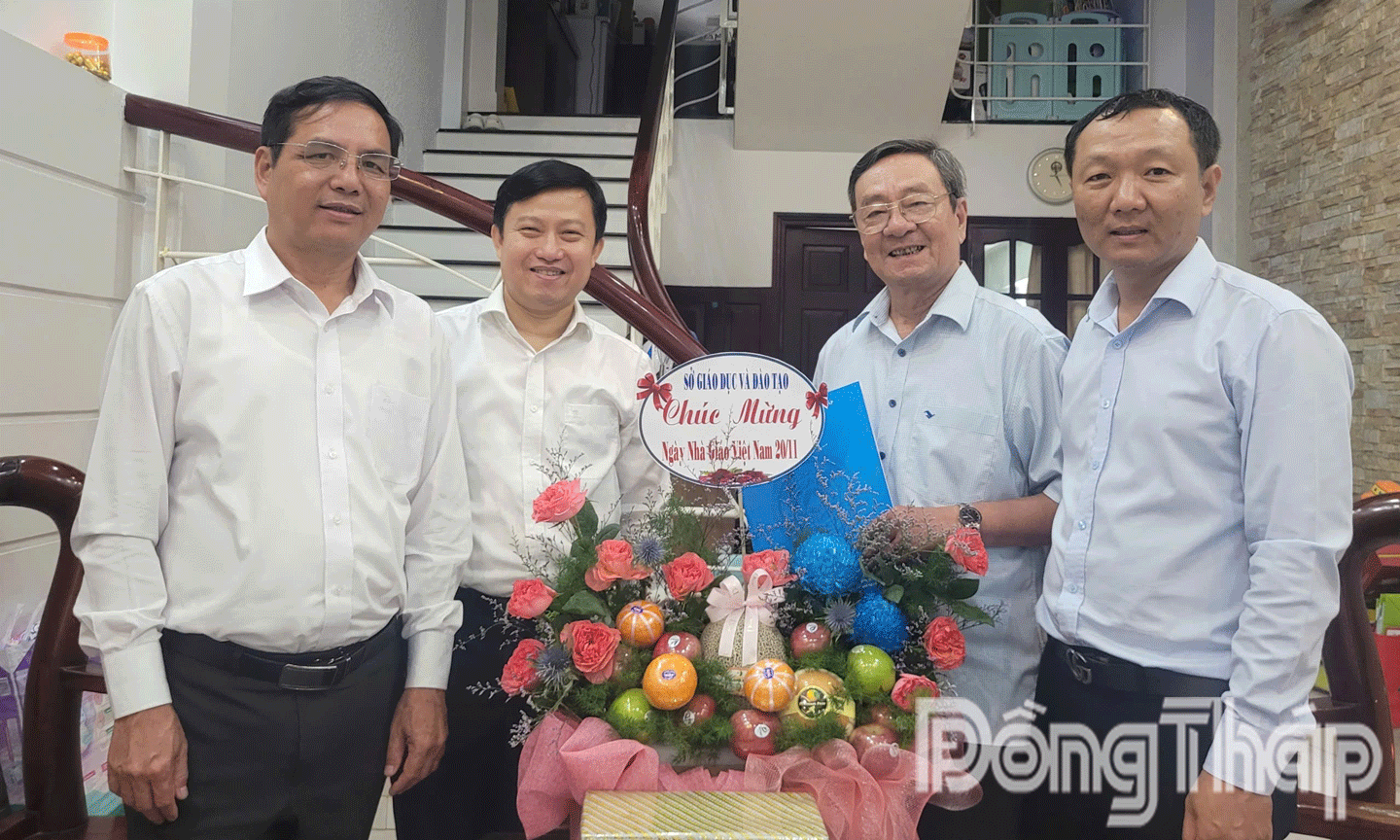 Tiến sĩ Lê Quang Trí, Giám đốc Sở Giáo dục và Đào tạo tỉnh Đồng Tháp thăm chúc mừng ngày Nhà giáo Việt Nam đối với thầy Phan Văn Hà, nguyên Phó Chủ tịch Ủy ban nhân dân tỉnh Tiền Giang (cũ); nguyên Giám đốc Sở Giáo dục và Đào tạo tỉnh Tiền Giang (cũ)a