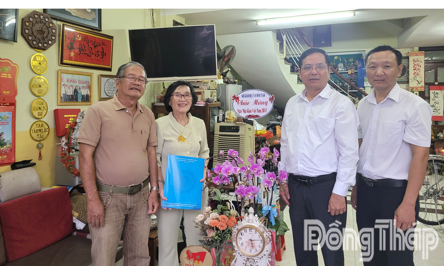 Phó Giám đốc Sở GD-ĐT tỉnh Đồng Tháp Nguyễn Phương Toàn thăm nguyên Giám đốc Sở GD-ĐT Đồng Thị Bạch Tuyết.