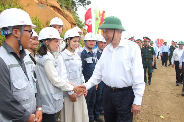 Tổng Bí thư Tô Lâm động viên công nhân các đơn vị thi công nhân chuyến thăm và làm việc tại Hòn Khoai, tỉnh Cà Mau. (Ảnh: TTXVN)