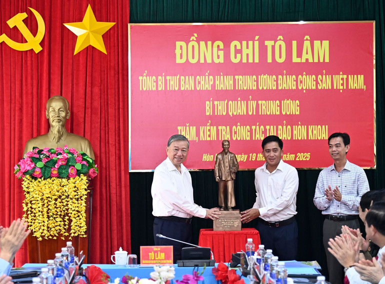 Tổng Bí thư Tô Lâm tặng tượng Bác Hồ cho xã Đất Mũi, tỉnh Cà Mau. (Ảnh: TTXVN)