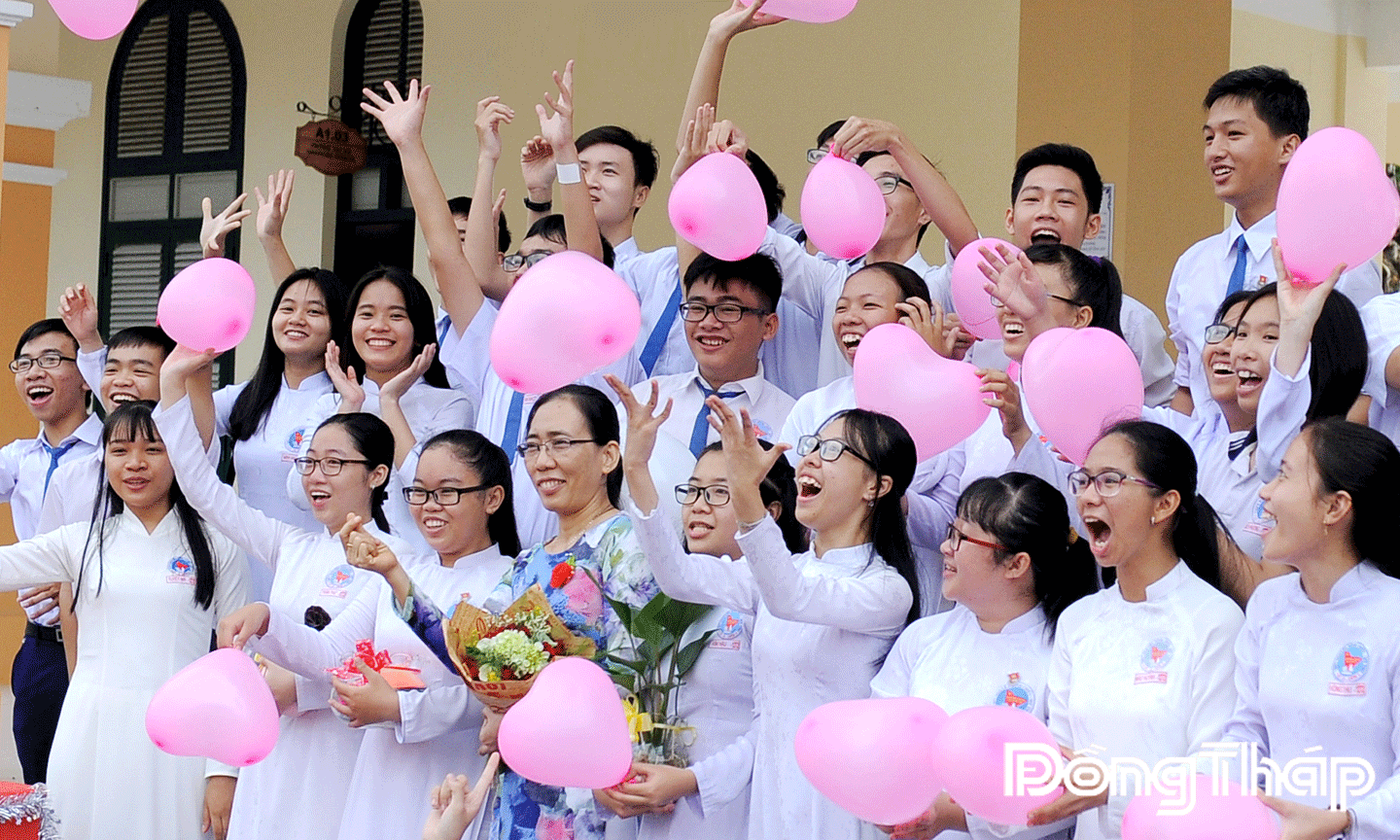 Cảm xúc vỡ òa của cô giáo trước sự chuẩn bị món quà bất ngờ của học sinh dành cho mình. Ảnh: DUY NHỰT