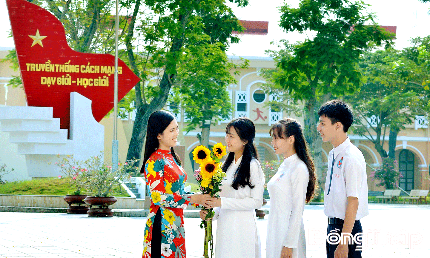 Ngày Nhà giáo Việt Nam là dịp để học sinh bày tỏ lòng biết ơn, kính trọng đến các thầy cô giáo của mình. Ảnh: DUY NHỰT