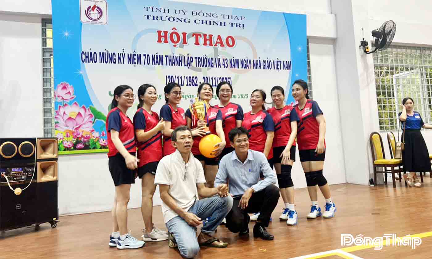 Ban Tổ chức đã trao giải cho các tập thể, cá nhân đạt thành tích xuất sắc ở các môn thi đấu. 