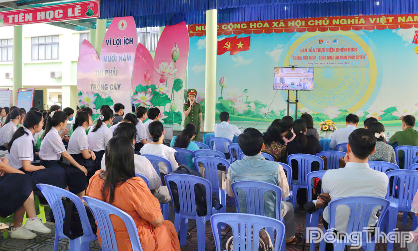 Cán bộ tuyên truyền Công an phường Cao Lãnh cung cấp thông tin hành vi bắt cóc trực tuyến đến các em học sinh.