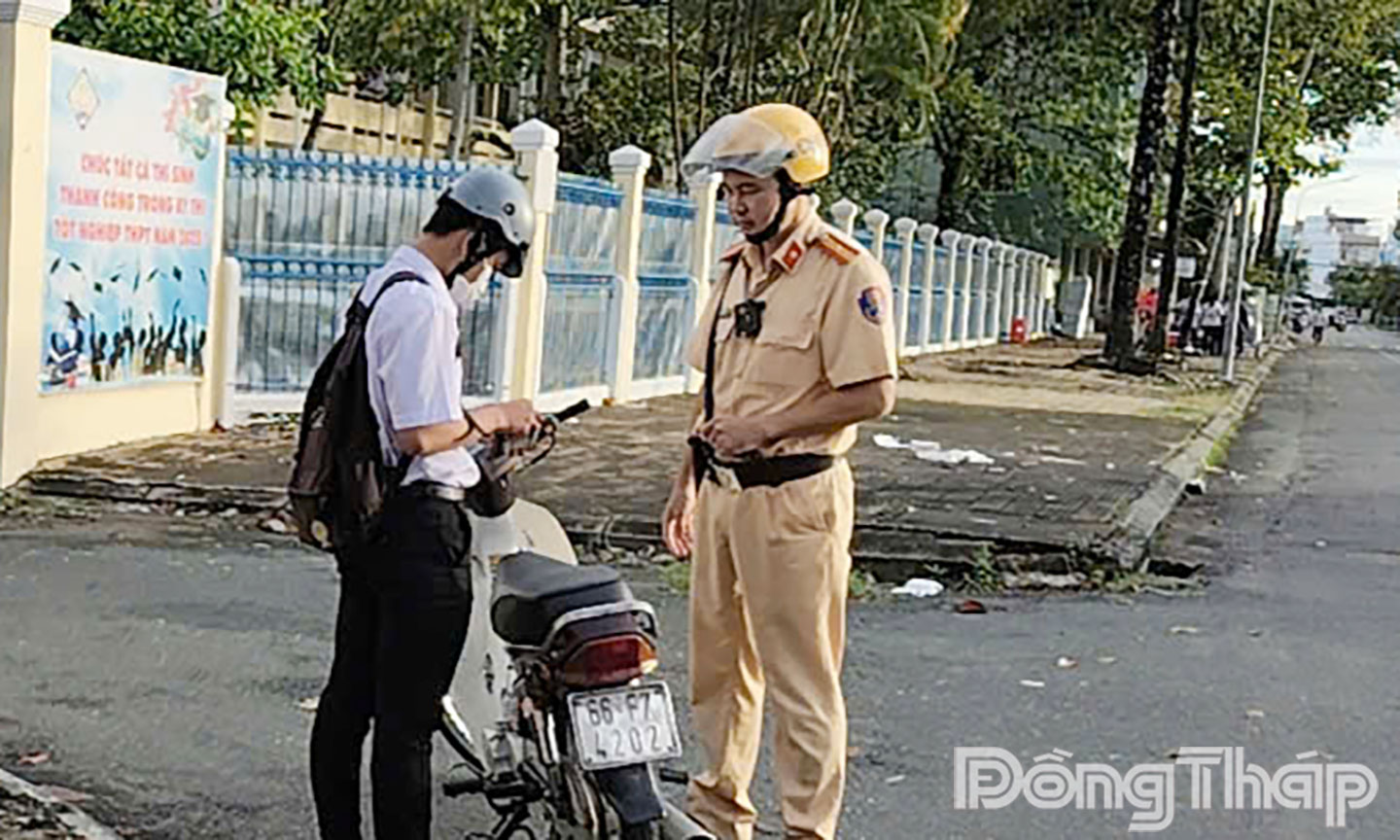 Lực lượng CSGT tăng cường tuần tra xử lý vi phạm của học sinh.