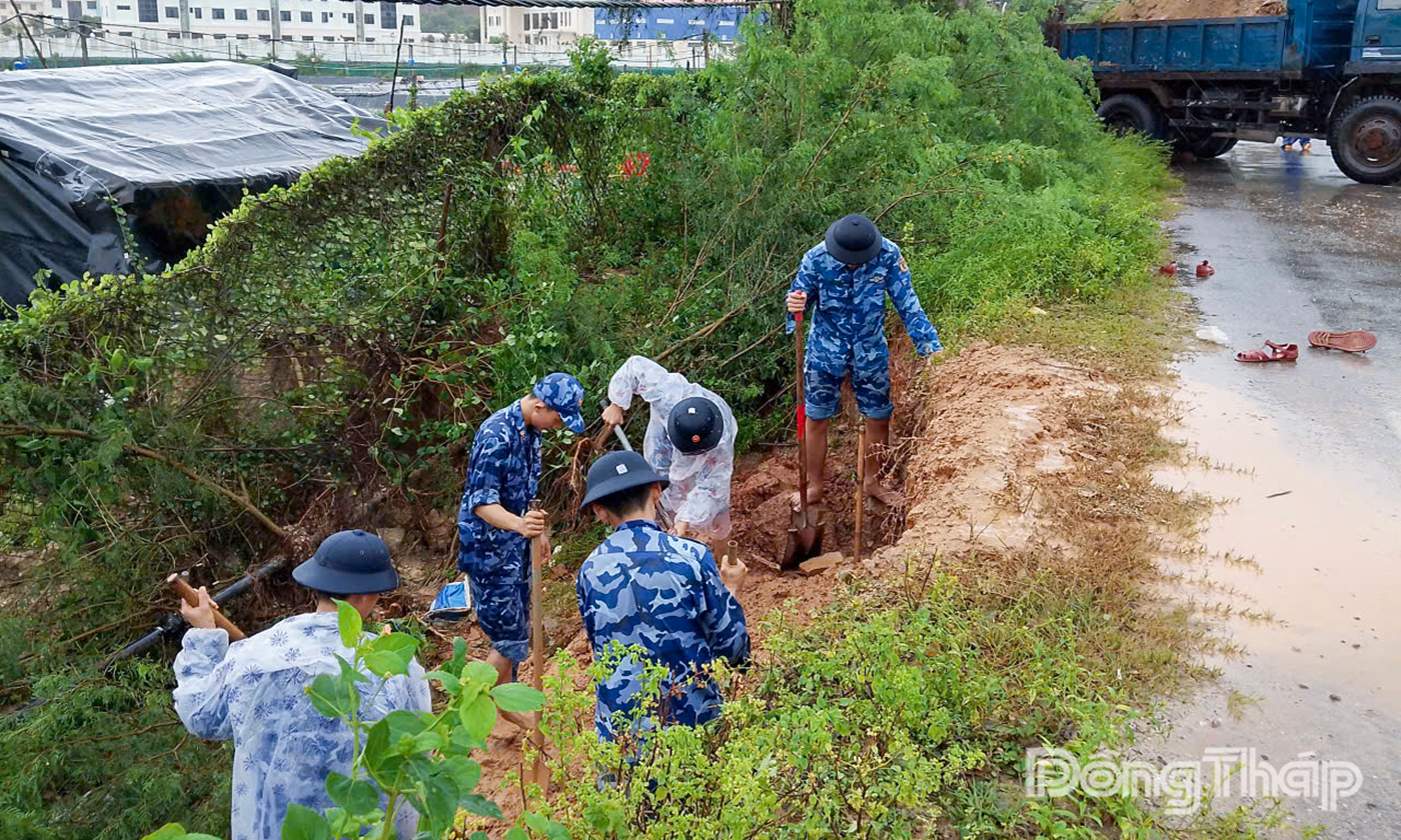Gia cố điểm sạt lở.