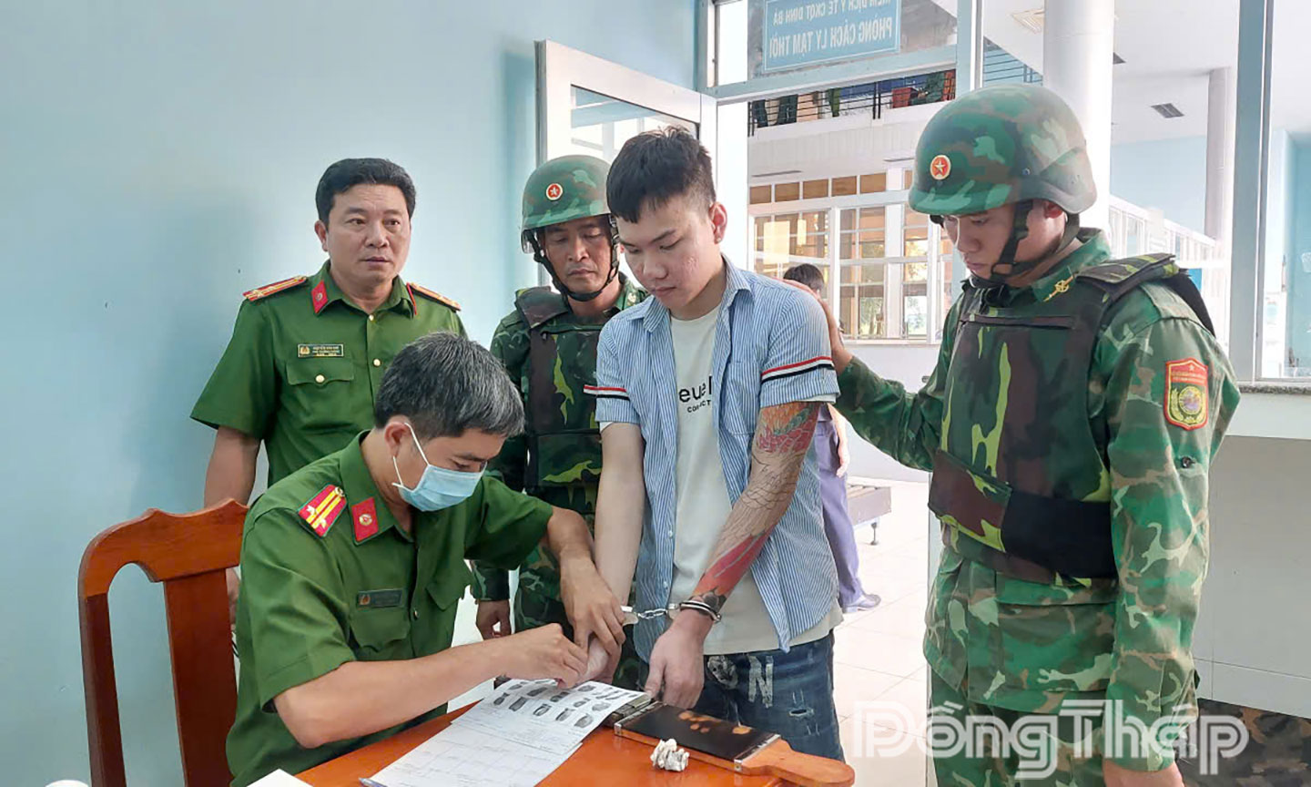 1 trong 2 đối tượng bị truy nã.