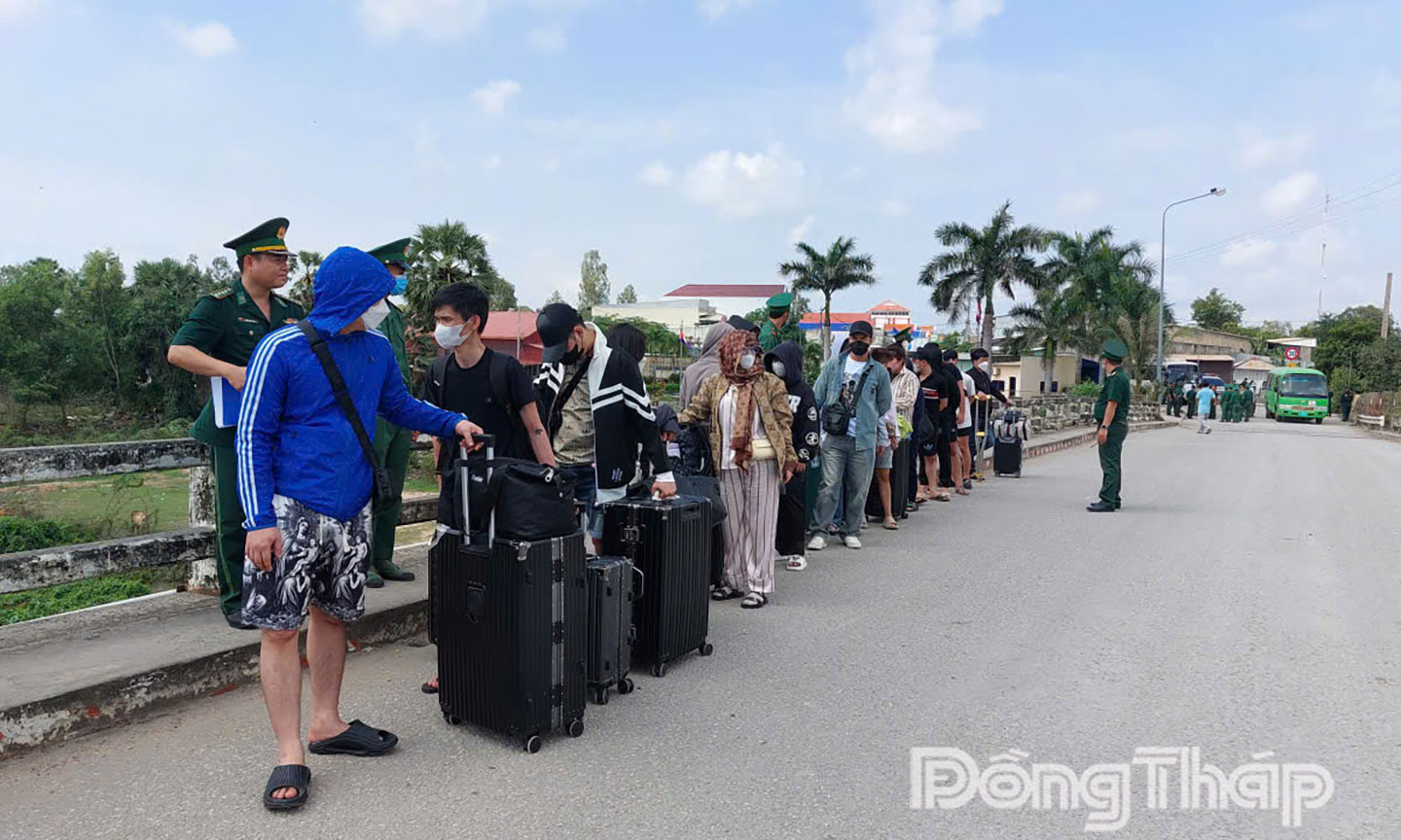 Tại cửa khẩu quốc tế Dinh Bà.