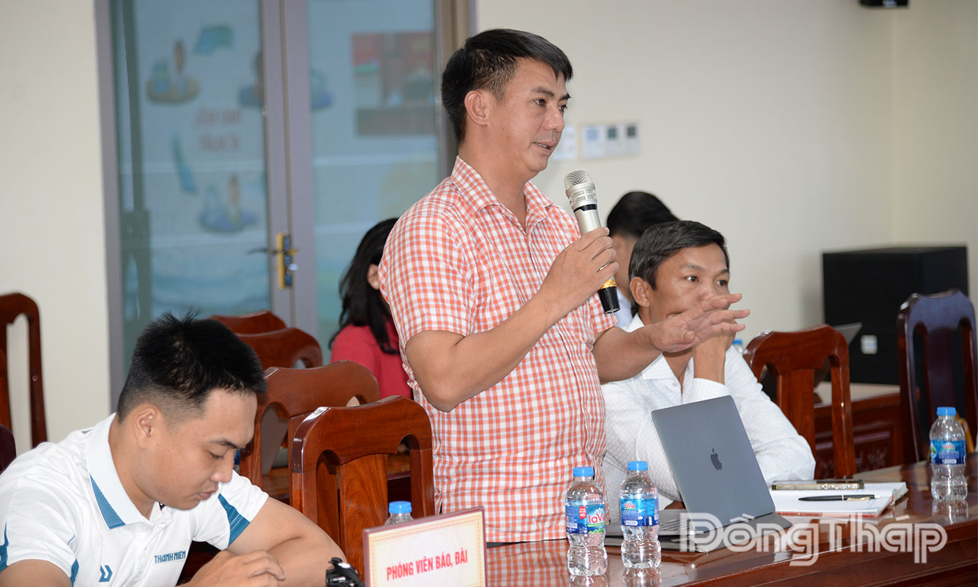 Phóng viên Văn Vĩnh, Báo Công an nhân dân phát biểu tại hội nghị.