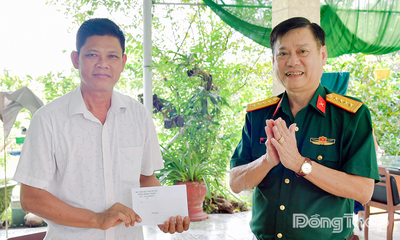 Đại tá Cao Văn Thảo, Phó Chính ủy Bộ CHQS tỉnh thăm, tặng quà Thượng tá Nguyễn Văn Thơi, nguyên Chính trị viên Ban CHQS thành phố Mỹ Tho (con Liệt sĩ)