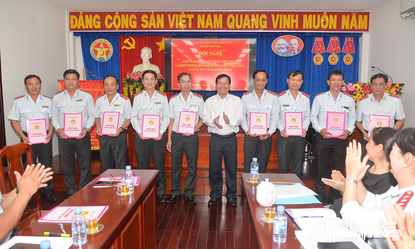 Đồng chí Phạm Văn An trao Quyết định bổ nhiệm lãnh đạo các phòng sau sáp nhập.                                              Ảnh: V. THẢO