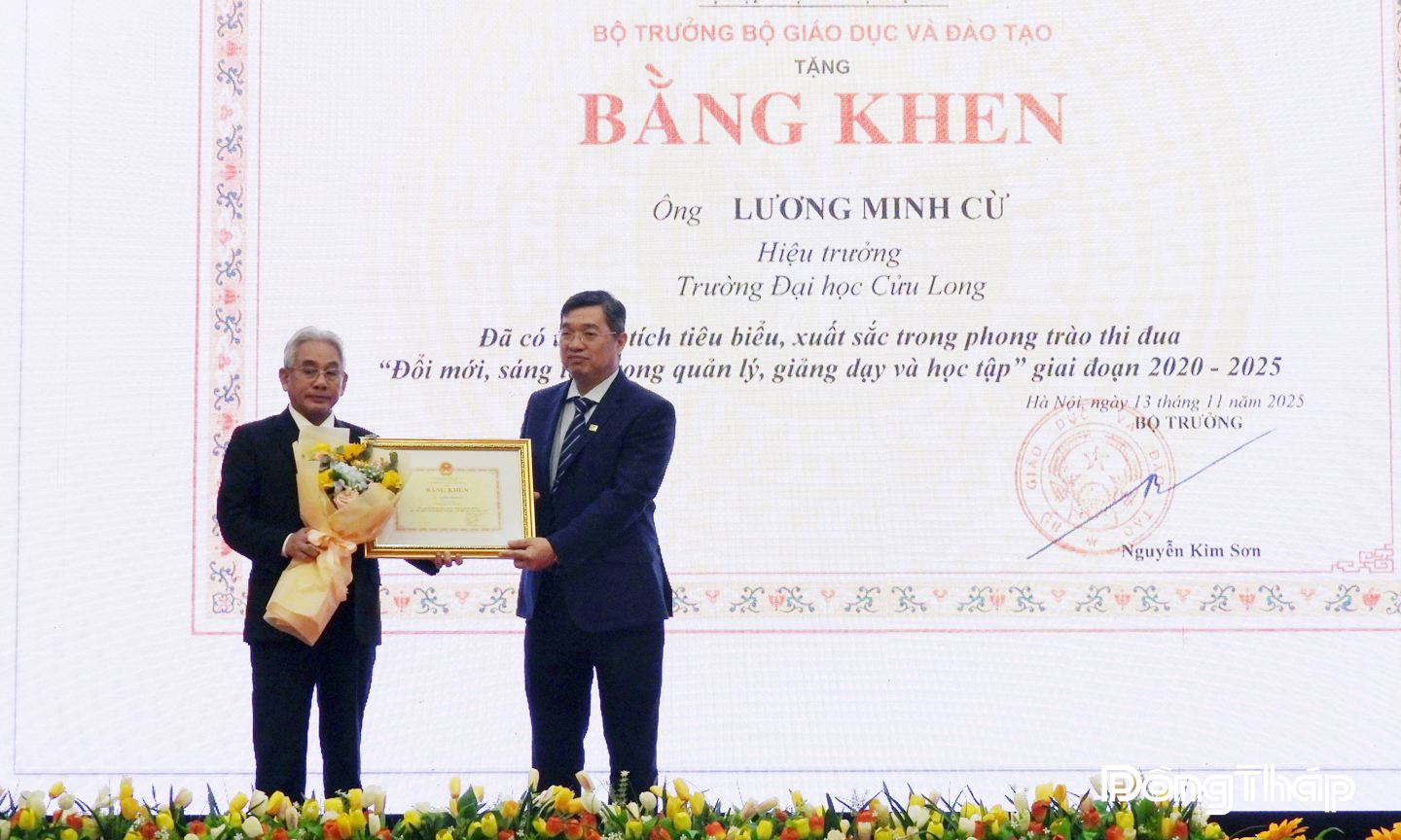 Thạc sĩ Lê Tôn Đức Hòa (bên phải), Chủ tịch Hội đồng trường trao Bằng khen của Bộ Giáo dục và Đào tạo cho Nhà giáo Ưu tú, Phó Giáo sư,  Tiến sĩ Lương Minh Cừ.