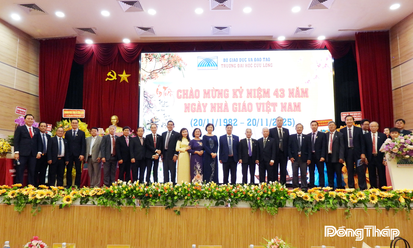 Đại biểu chụp ảnh lưu niệm.