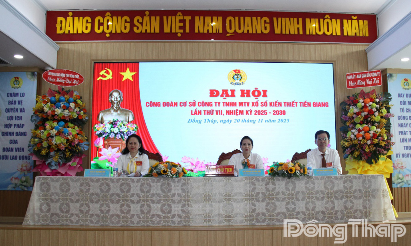 Đoàn Chủ tịch Đại hội.