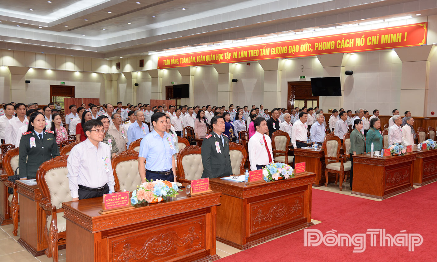 Các đại biểu thực hiện nghi thức chào cờ.