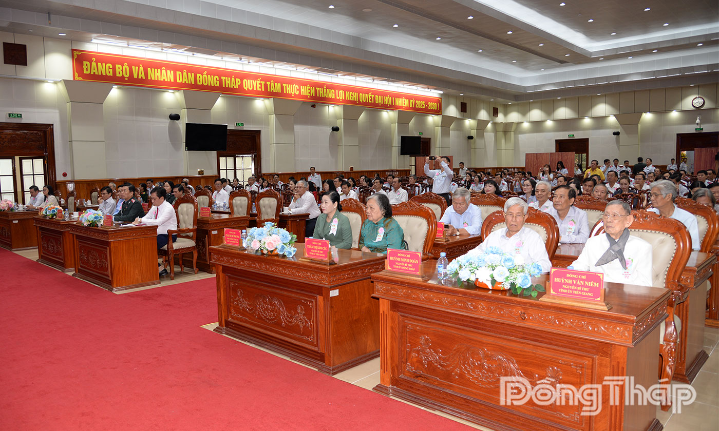 Các đại biểu tham dự bổi họp mặt.