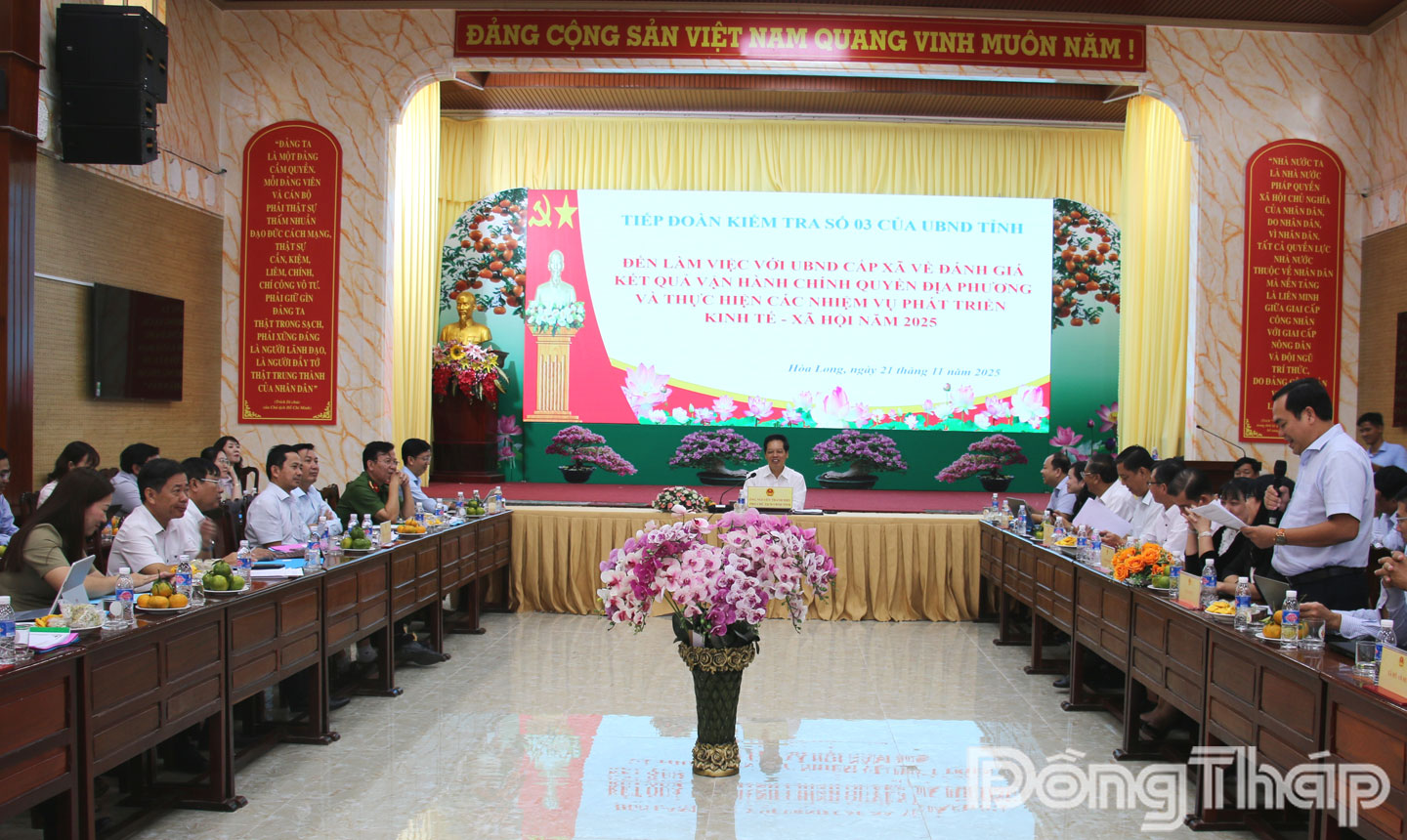 Quang cảnh buổi làm việc.