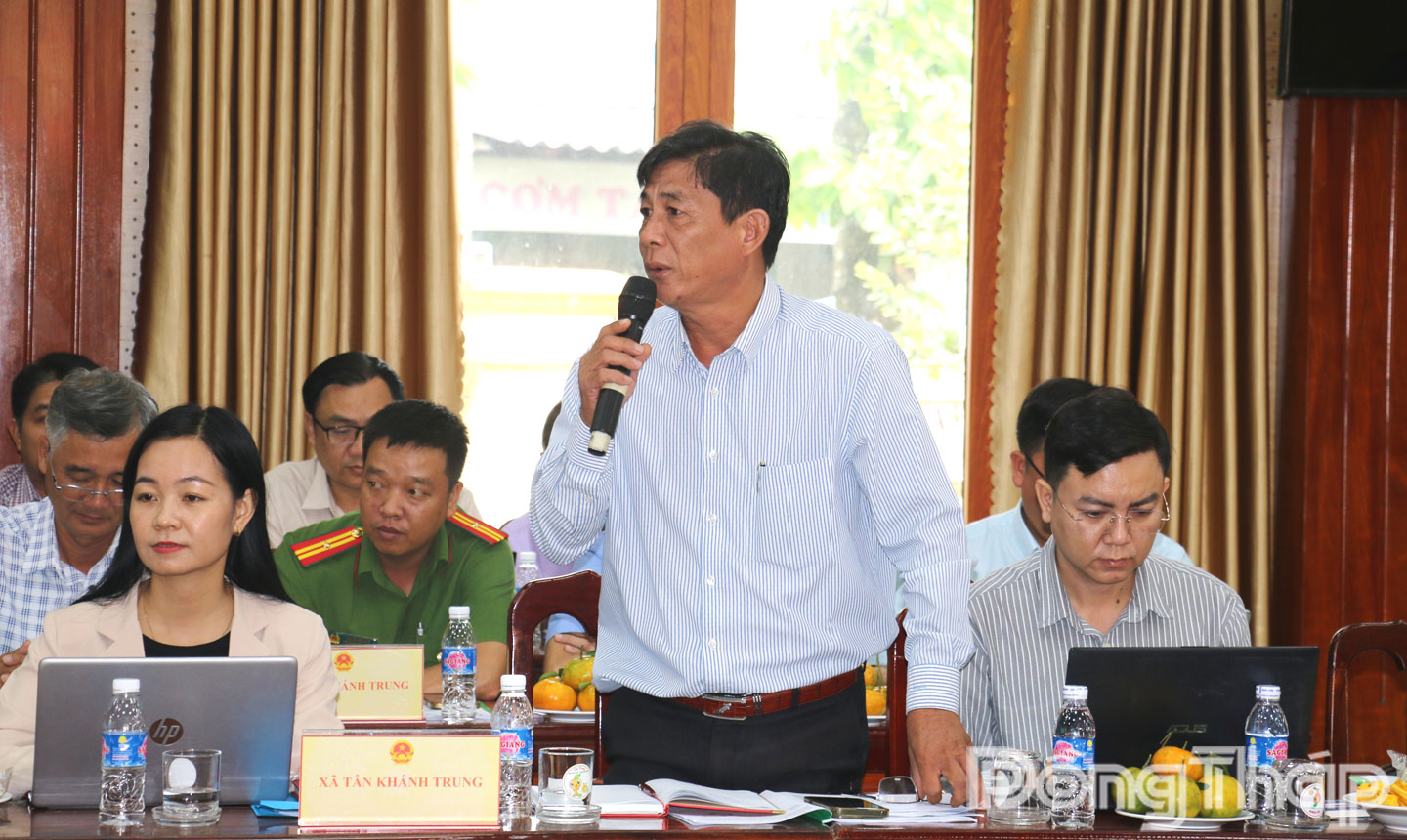 Đại diện lãnh đạo các xã phát biểu ý kiến tại buổi làm việc.