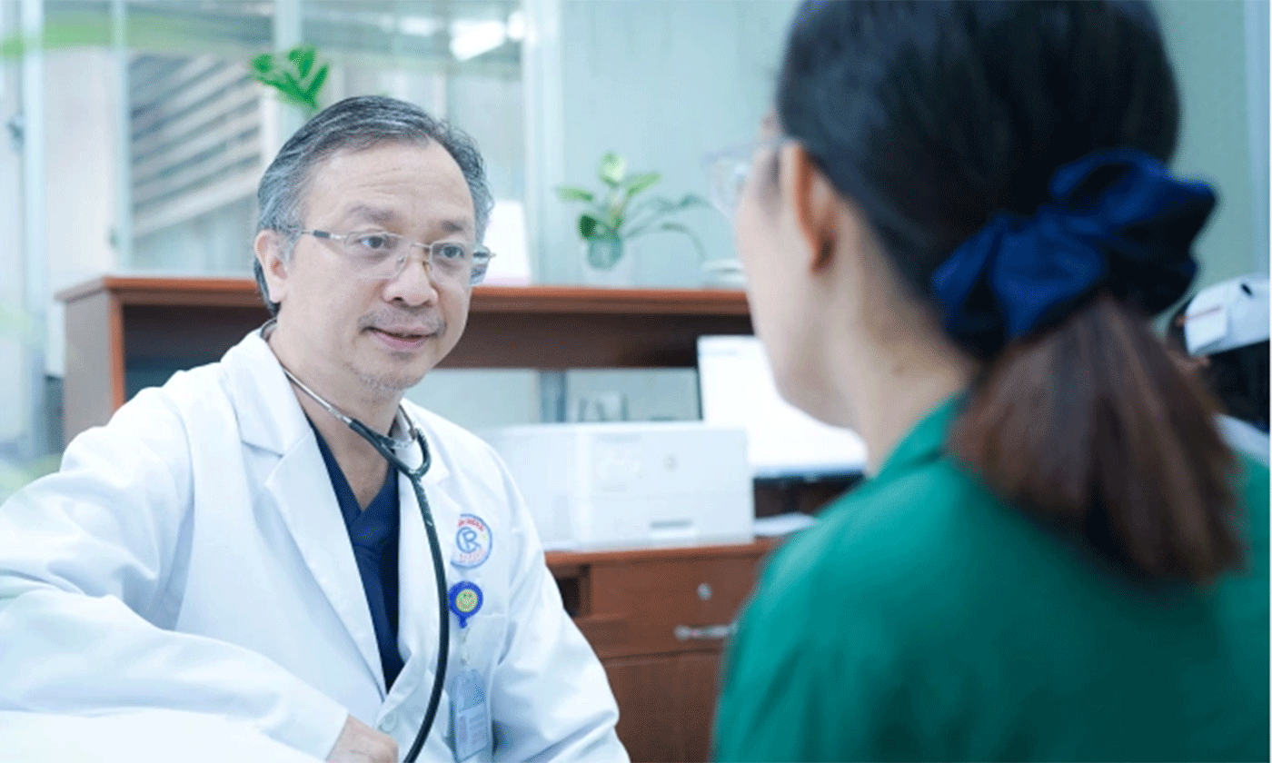 Bác sĩ Thái An tư vấn cho người mẹ sau khi điều trị hồi phục. Ảnh: Bệnh viện cung cấp