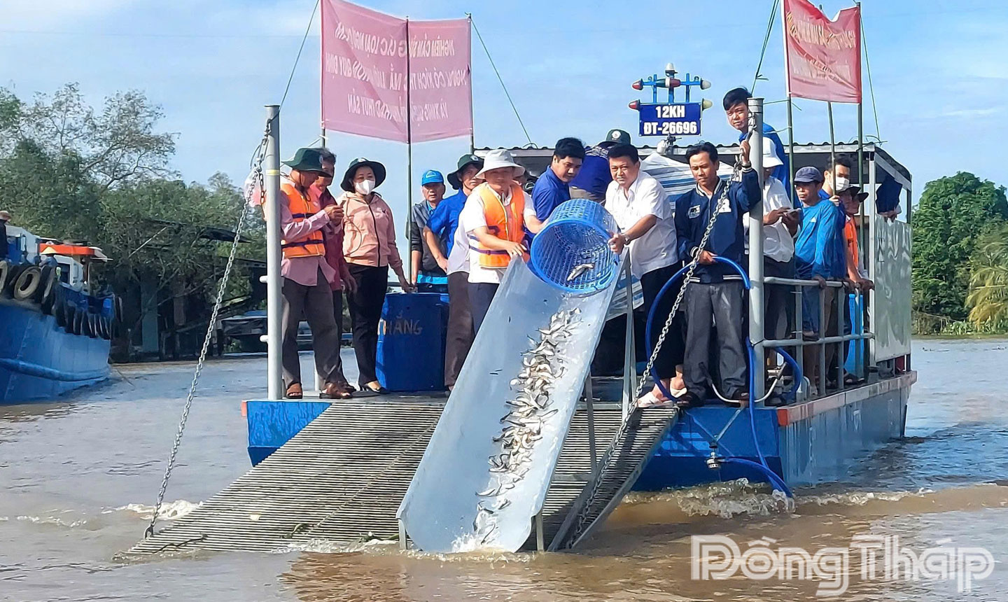 Các đại biểu thực hiện thả cá về thiên nhiên.