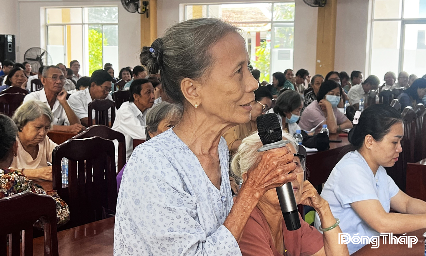 Cử tri phản ánh, kiến nghị tại buổi tiếp xúc. 