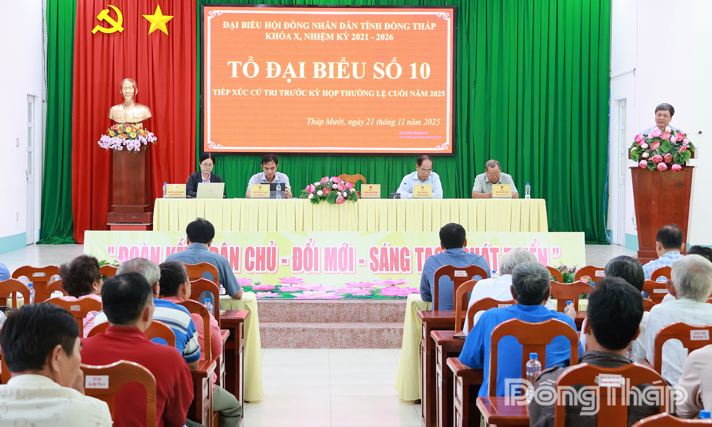 Quang cảnh buổi tiếp xúc cử tri.