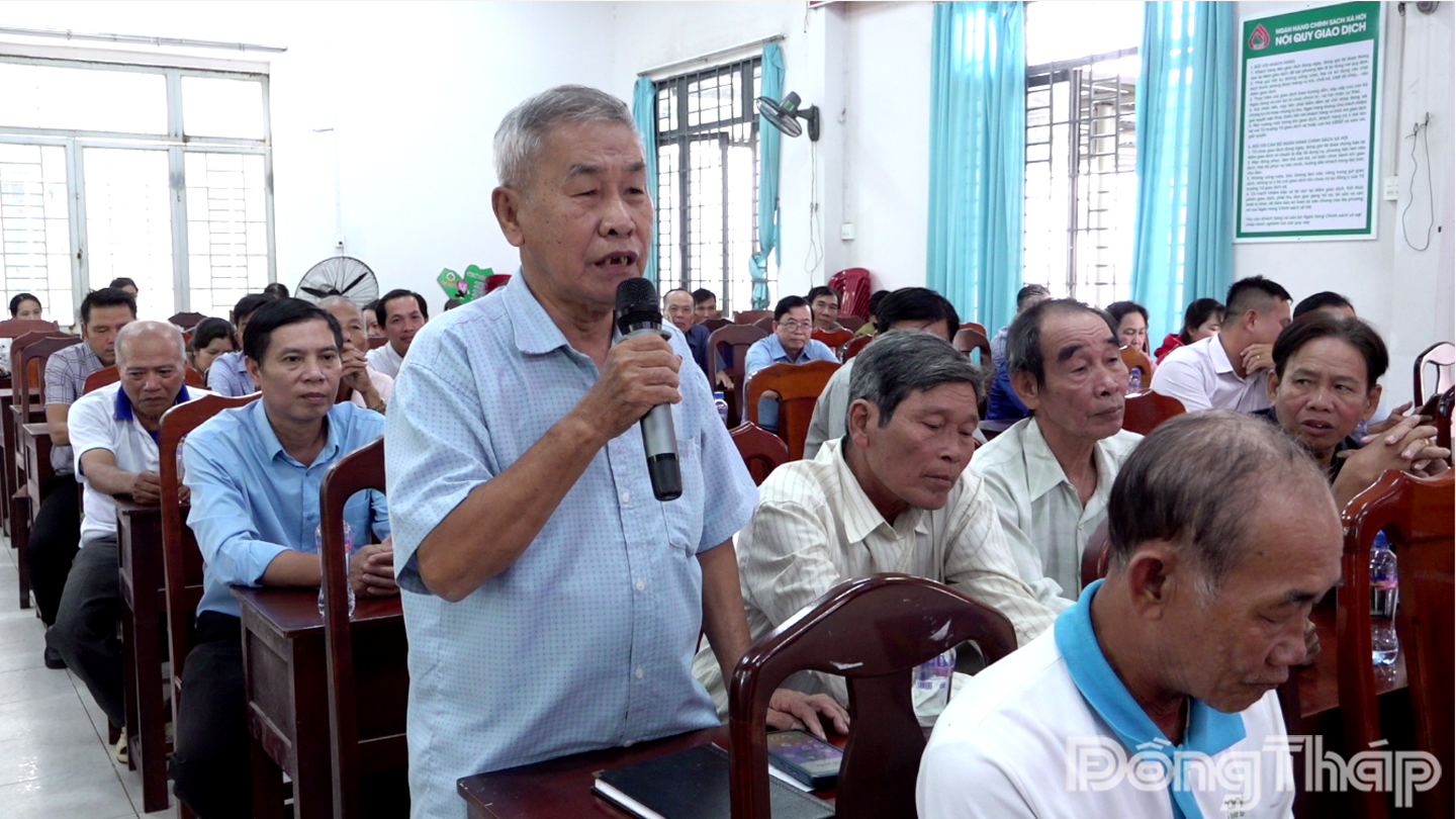 Cử tri xã Tân Thạnh nêu kiến nghị tại buổi tiếp xúc