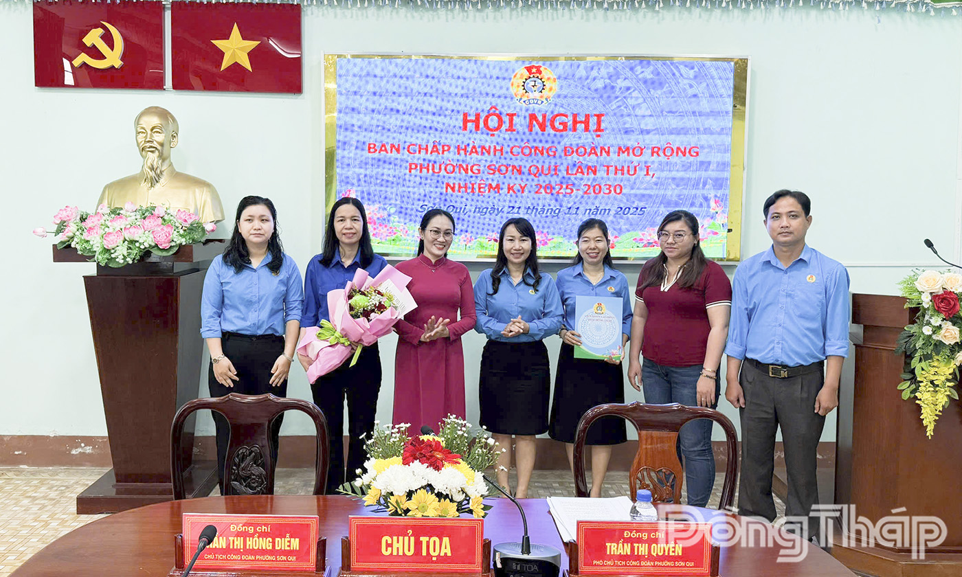 Ban Chấp hành Công đoàn phường Sơn Qui khóa I, nhiệm kỳ 2025-2030 ra mắt hội nghị.