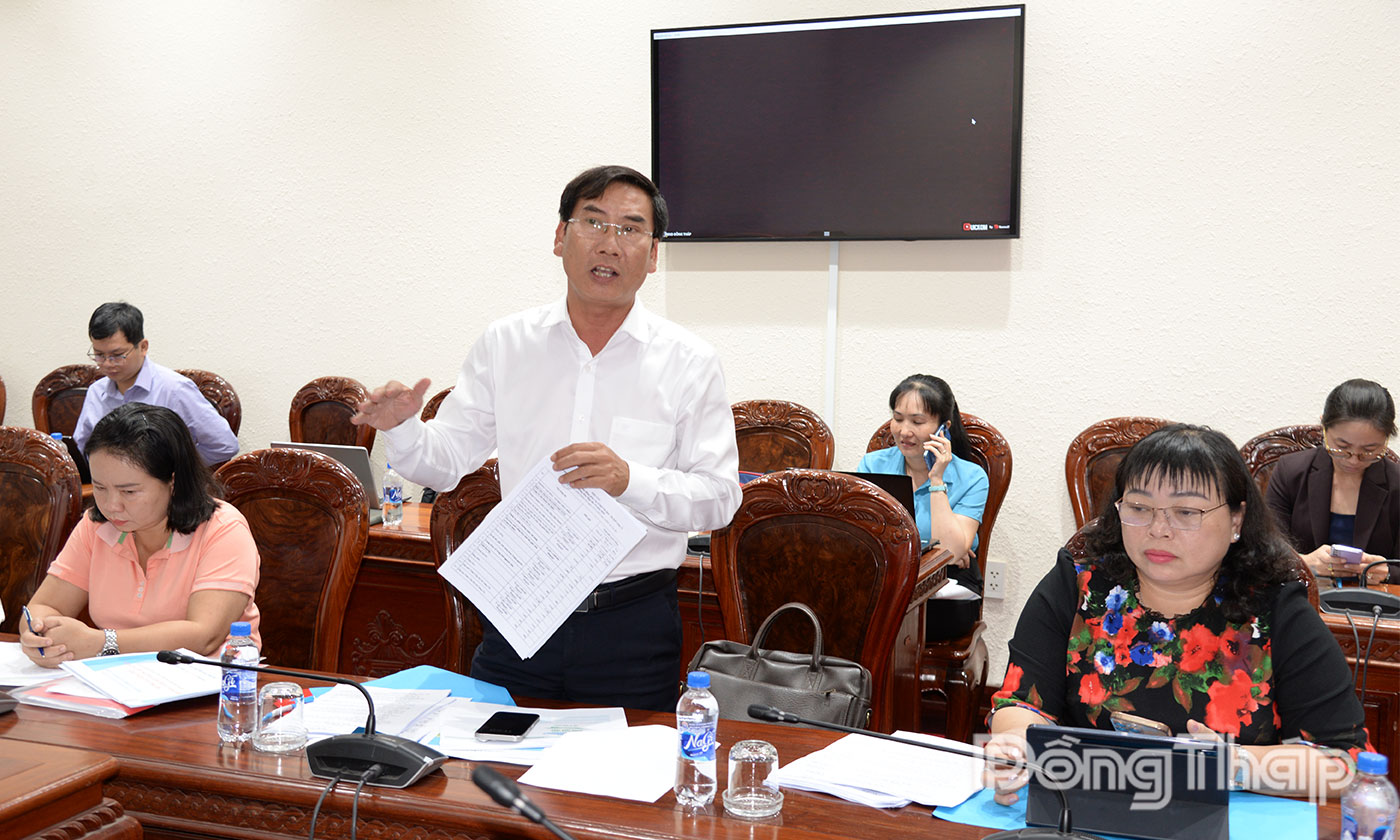 Bí thư Đảng ủy, Chủ tịch UBND xã Cái Bè Phan Thanh Sơn phát biểu tại cuộc họp.