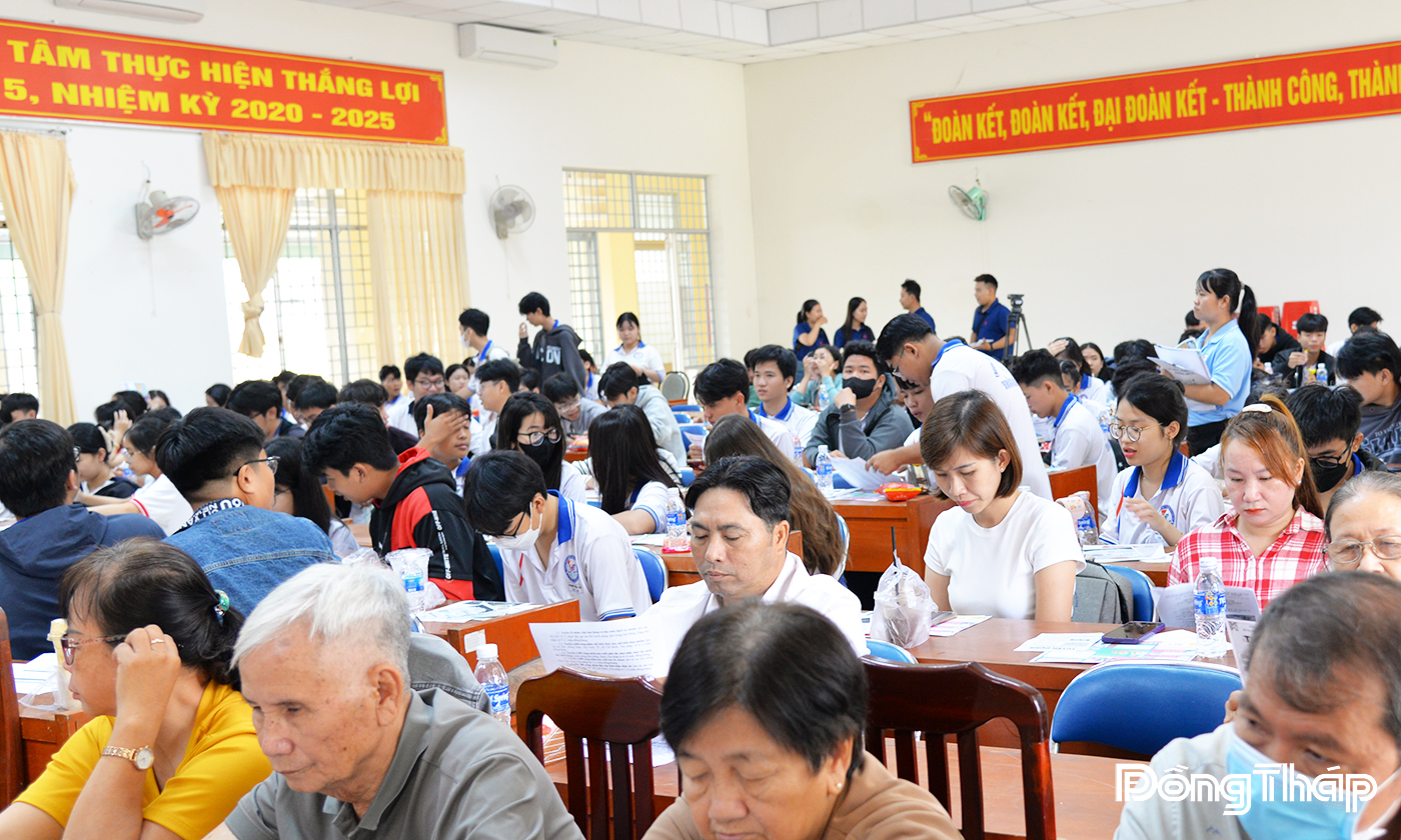 Người lao động, học sinh tham dự Phiên giao dịch