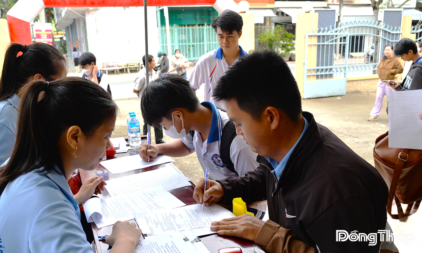 Cán bộ, nhân viên các đơn vị tư vấn cho học sinh trên địa bàn.