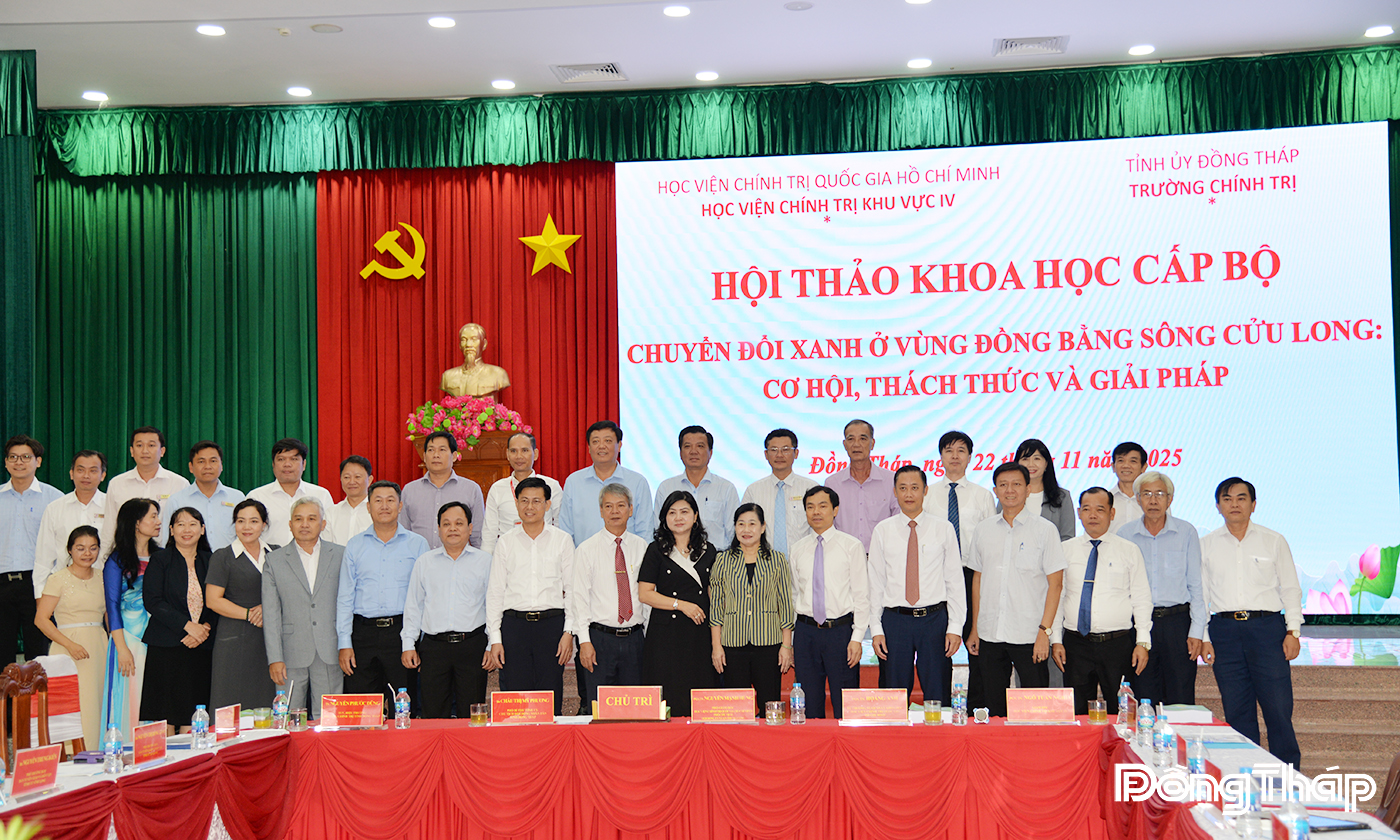 Các đại biểu chụp hình lưu niệm.