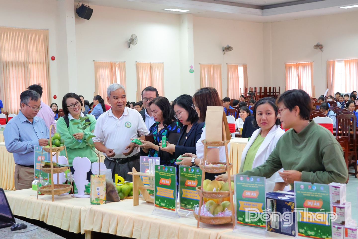 Đại biểu tham quan các gian hàng trưng bày sản phẩm khởi nghiệp từ tại cuộc thi Vòng Bán kết Cuộc thi Khởi nghiệp và Đổi mới sáng tạo tỉnh Đồng Tháp năm 2025.