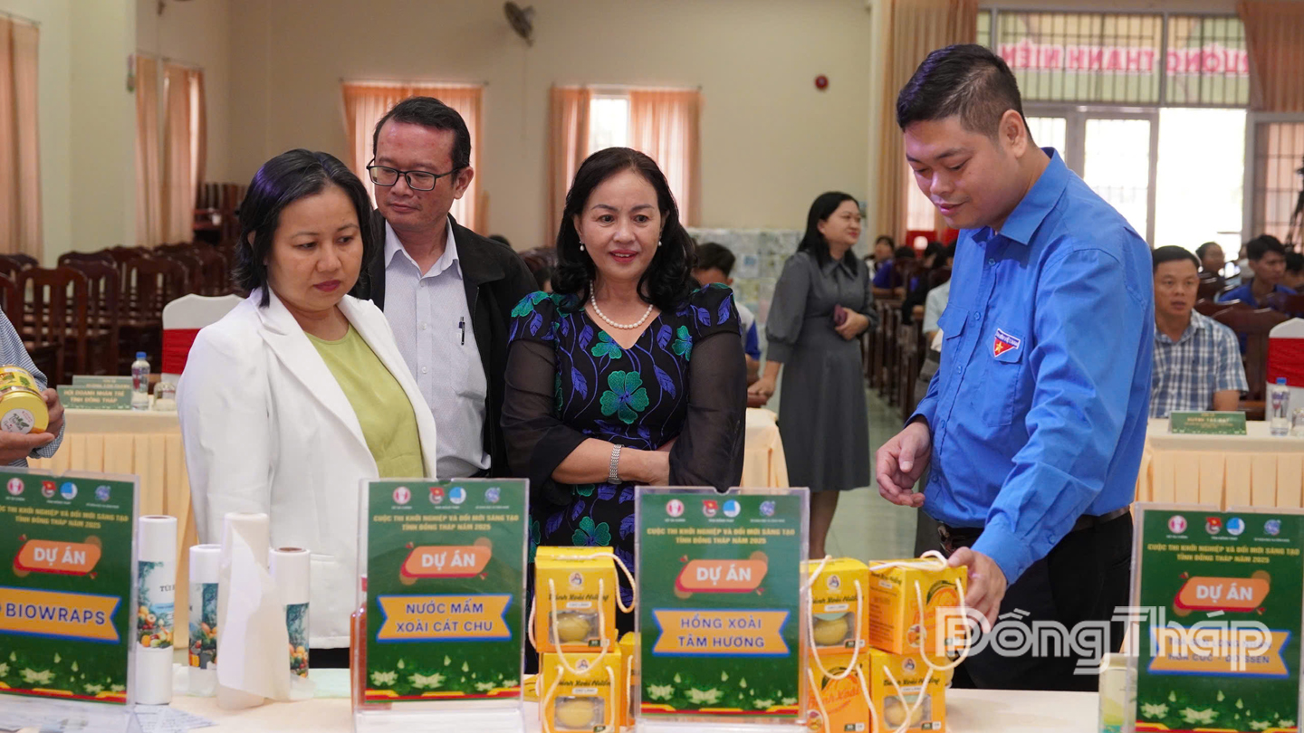 Nhiều sản phẩm khởi nghiệp được sản xuất từ tài nguyên bản địa được ban tổ chức đánh giá cao.